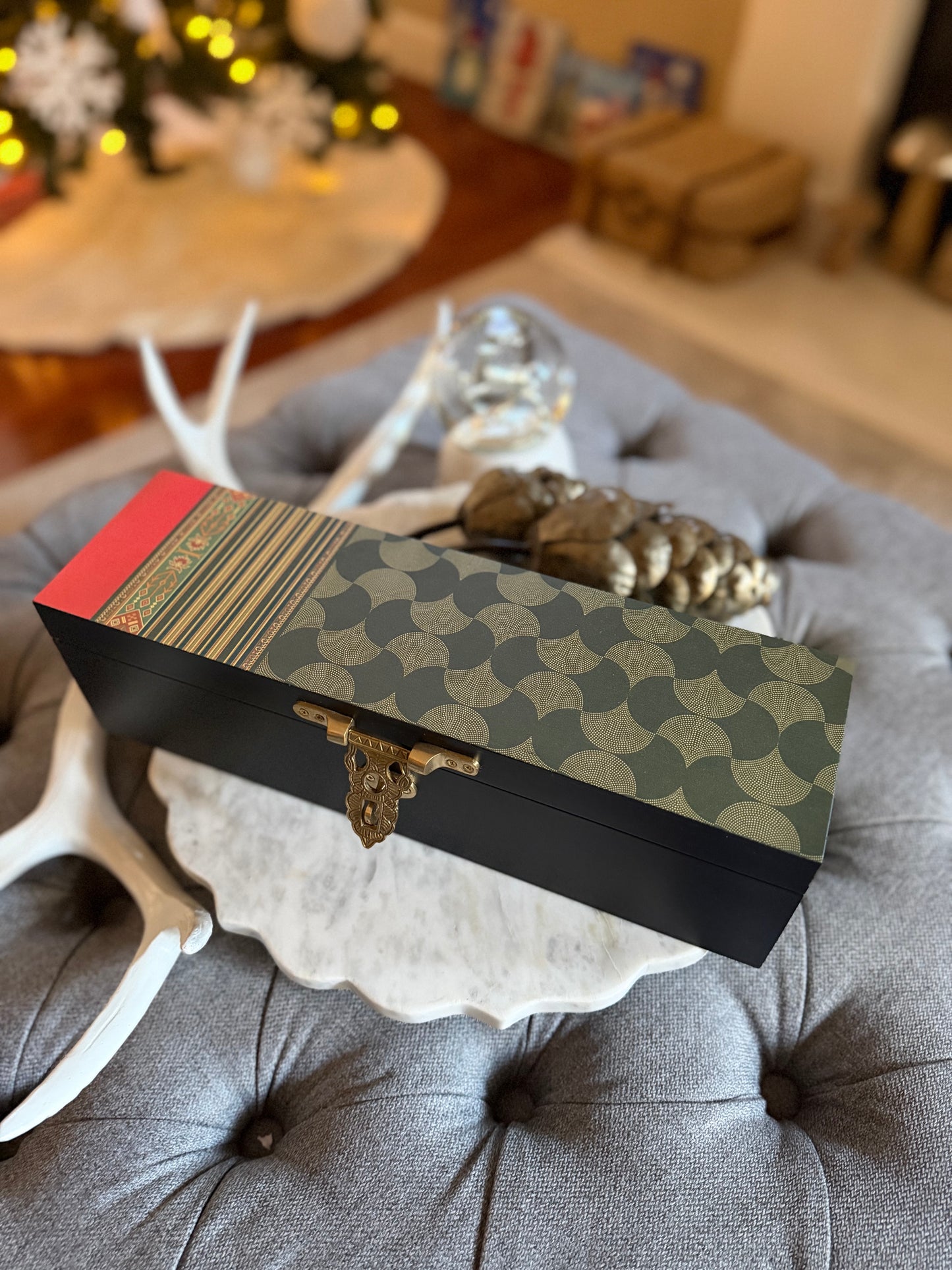 Handcrafted Wine Gift Box – Black & Heritage Pattern